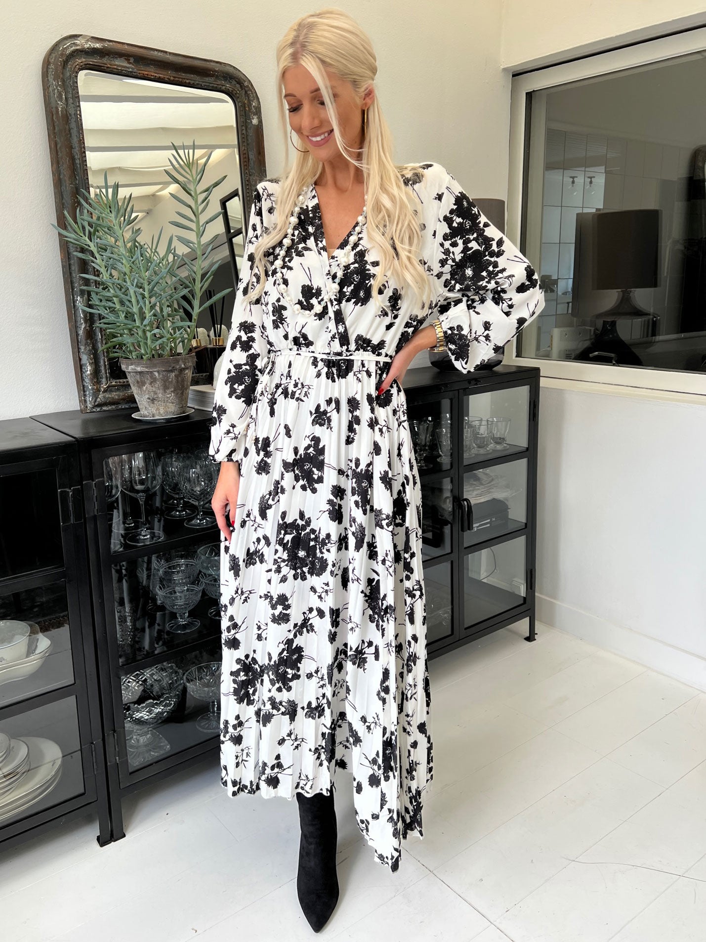 Marcella - Lång plus size klänning med veckad kjol